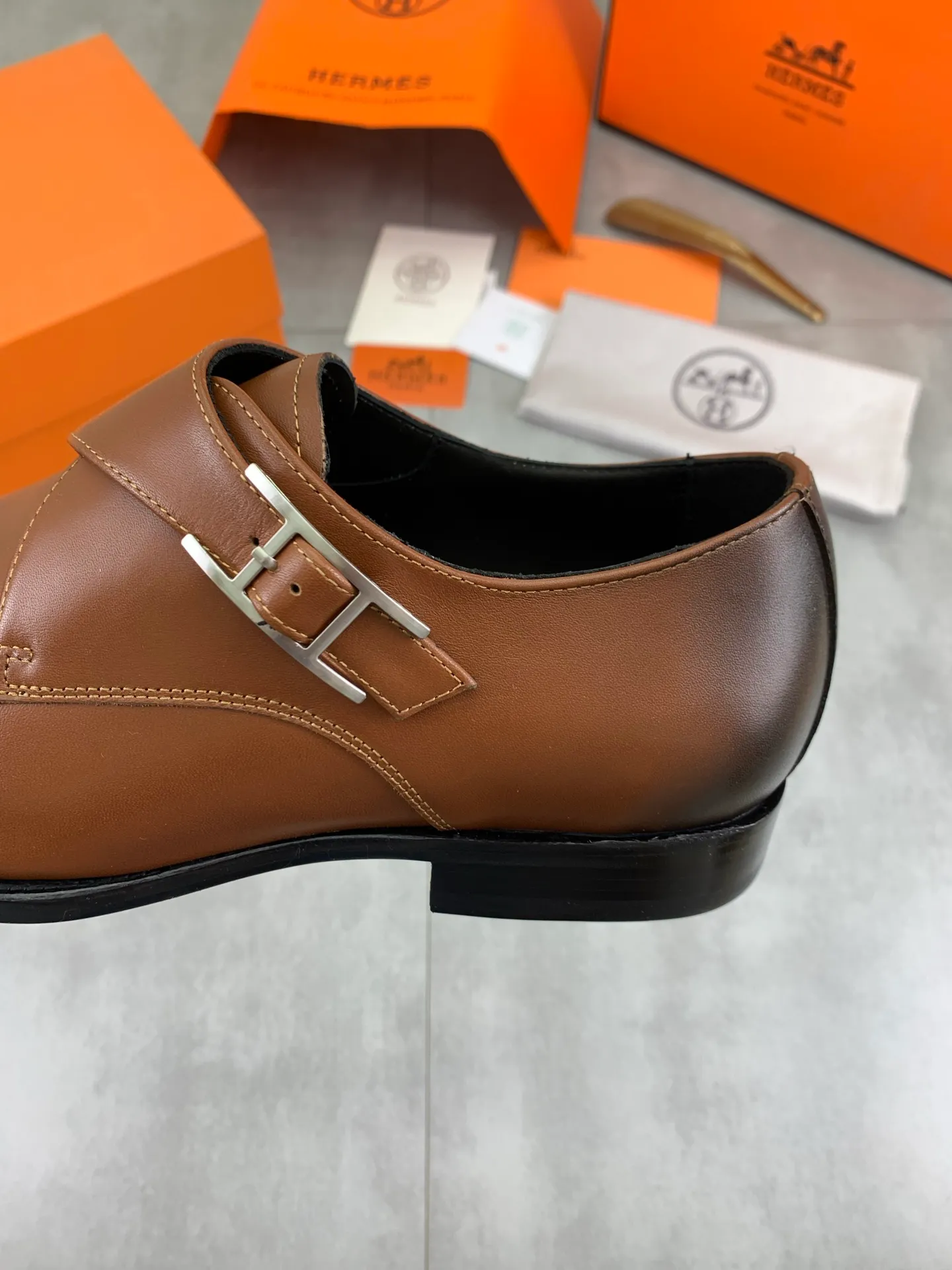 Factory price P940 💰💎💎💎 Original genuine leather outsole Brand: Hermès Grade: Same as the official website Original quality materials: Original soft calfskin Water-dyed cowhide lining Original Italian genuine leather outsole Style categories: Men's fashion Formal casual leather shoes Slip-on men's shoes series Young fashion European and American trends British style Code number: 39-45 (38.46 can be customized)
